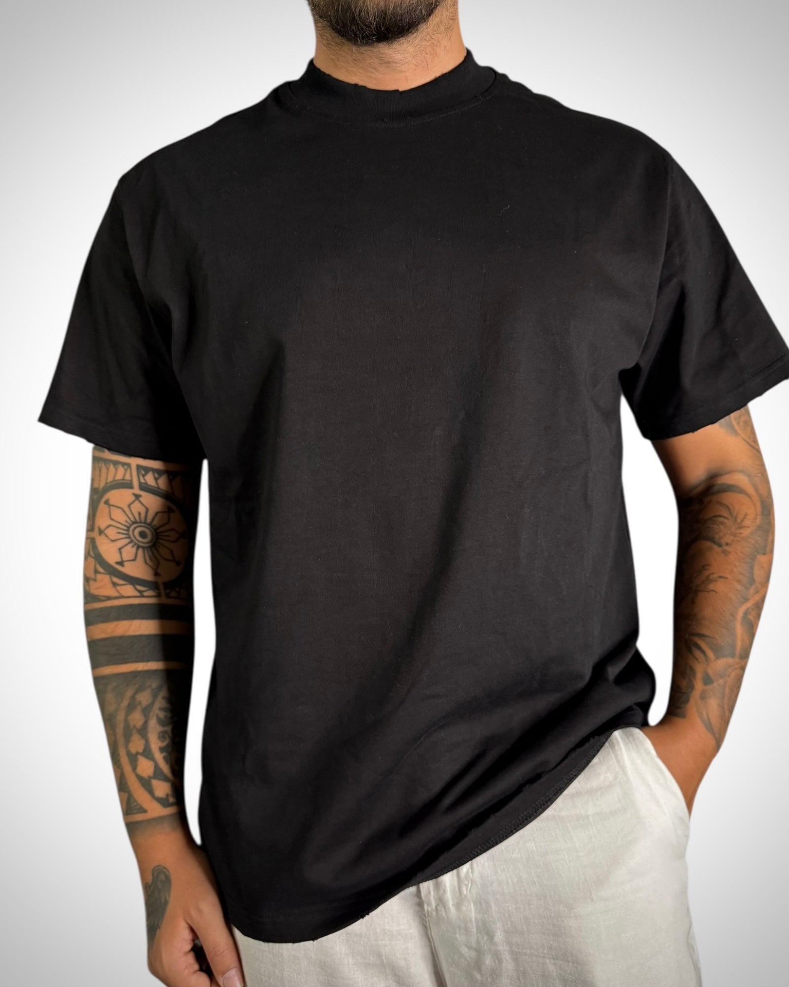 T-Shirt Anma Oversize Nera – Collo Raw Cut