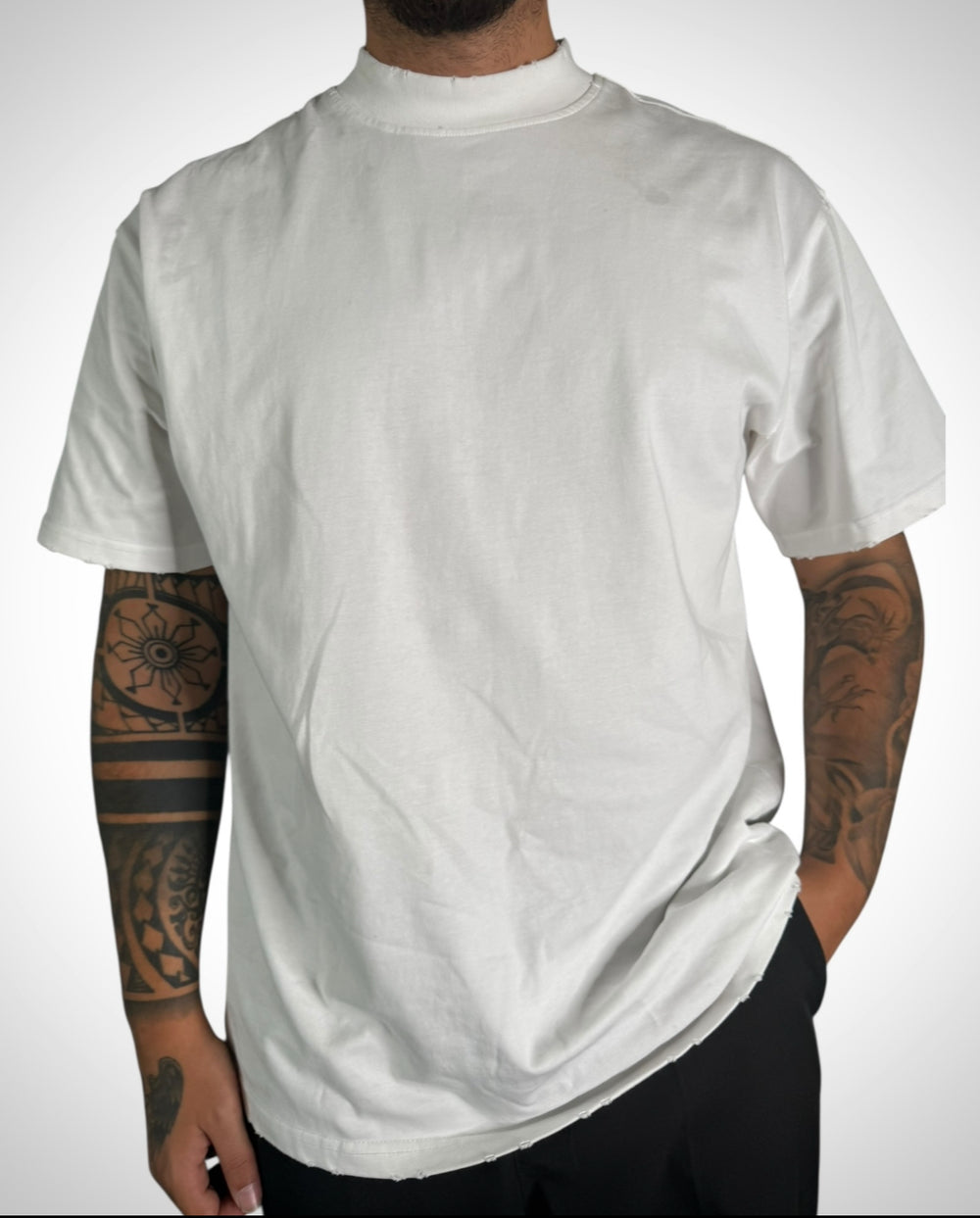 T-Shirt Anma Oversize Bianca – Collo Raw Cut