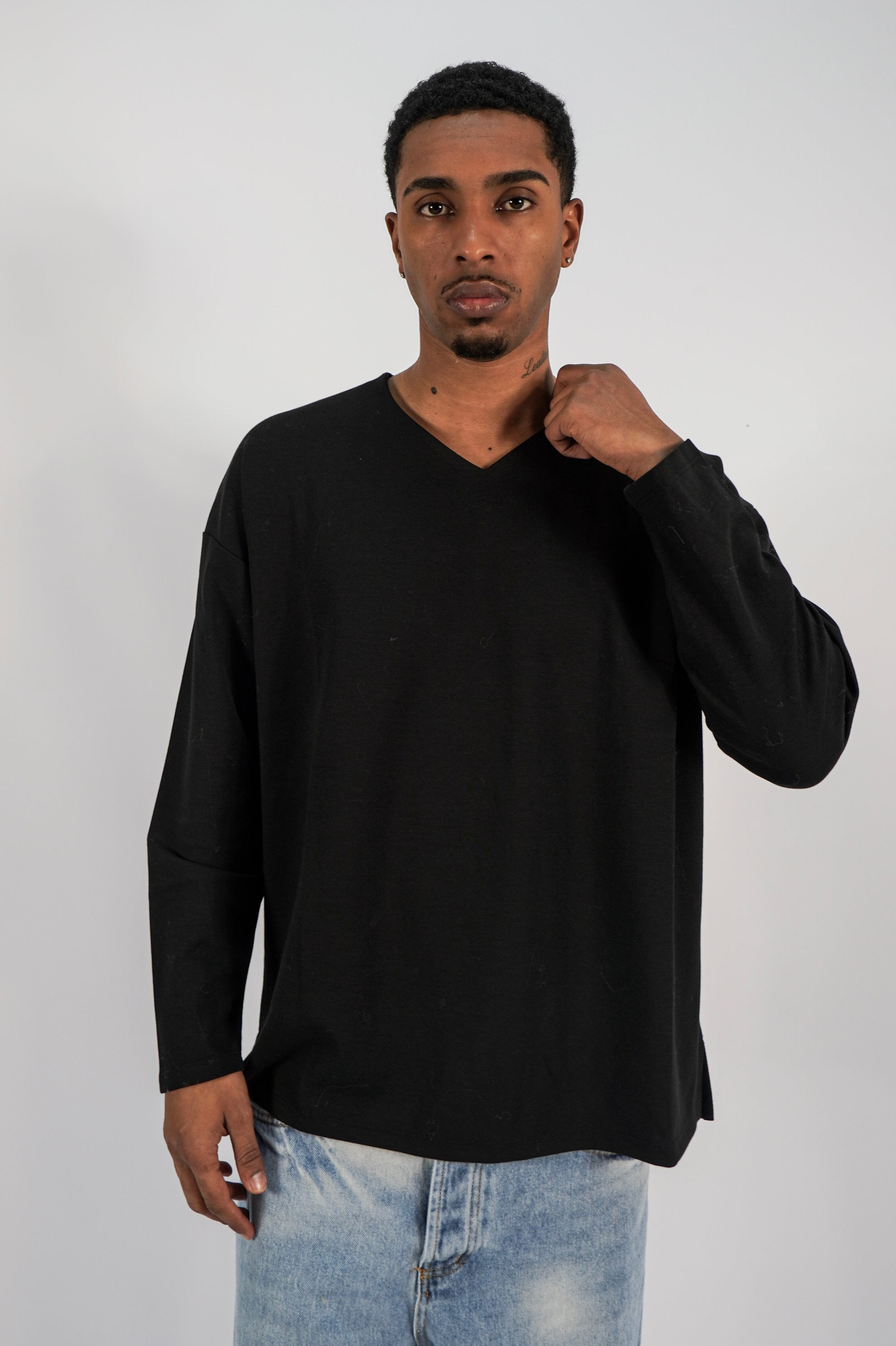 Maglia Essential Scollo a V 2 varianti colore