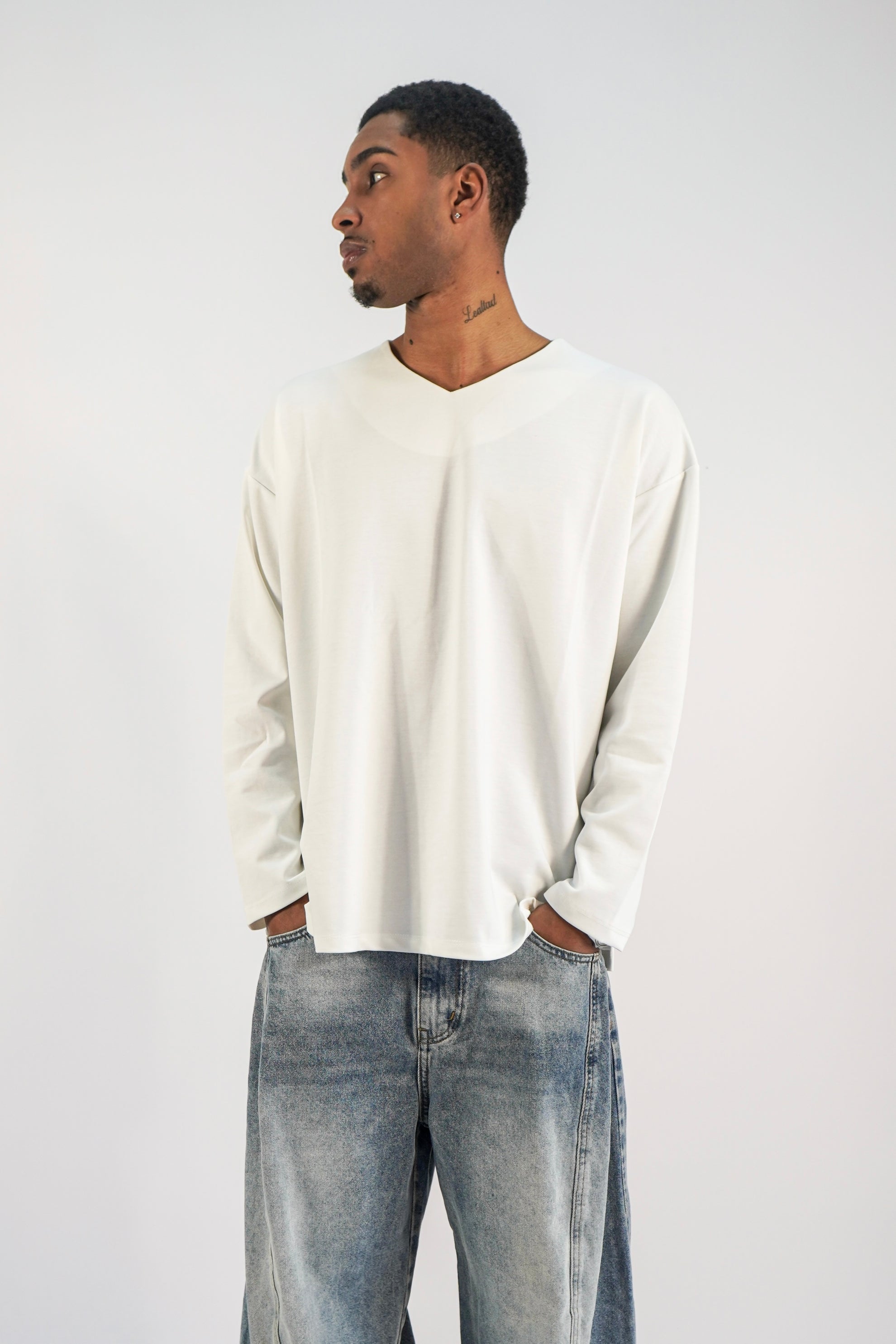 Maglia Essential Scollo a V 2 varianti colore